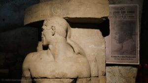 pomniek Aurelio Padovaniego w Neapolu