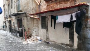 zniszczony budynek w Neapolu