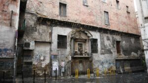 budynek z kapliczką w Neapolu