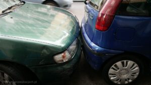 dwa zaparkowane auta w Neapolu