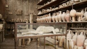 naczynia gliniane i skamieniałe ciało w Pompejach