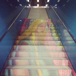 schody w metrze w Neapolu z Maryją
