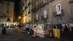 śmietniki na placu w Neapolu