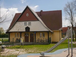 stara szkoła, obecnie biblioteka w Chludowie