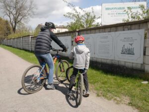tablice przed wjazdem na teren werbistów w Chludowie