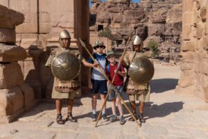 Petra, chłopcy z żołnierzami