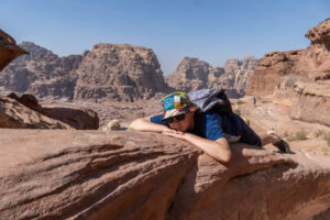 Jaś odpoczywa w trakcie wędrówki po Petrze