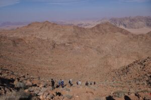 Zejście ze szczytu Jabal umm ad Dami