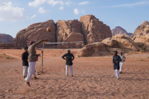 Beduini grają w siatkówkę na pustyni Wadi Rum