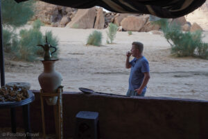 Poczęstunek na pustyni Wadi Rum