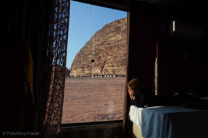Widok z okna domku na pustynię Wadi Rum