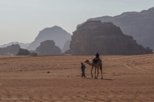 Adaś na wielbłądzie na pustyni Wadi Rum