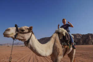 Adaś na wielbłądzie na pustyni Wadi Rum