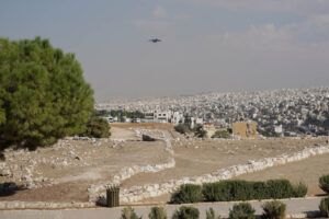 Samolot wojskowy na tle Ammanu