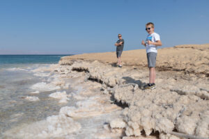 zasolony brzeg Morza Martwego