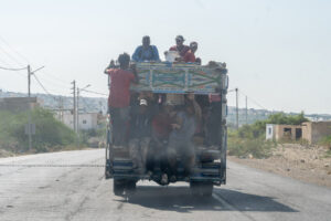 ciężarówka w Jordanii wypełniona ludźmi