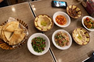 Przystawki w restauracji w Wadi Musa