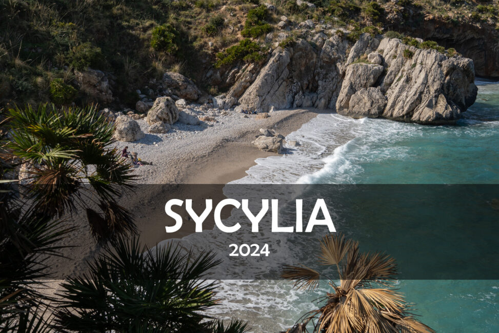 napis Sycylia 2024 na tle plaży i skał