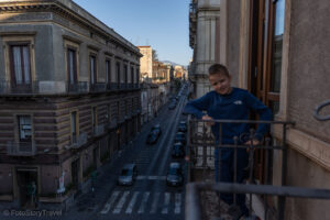 Widok z balkonu na Katanię i Etnę