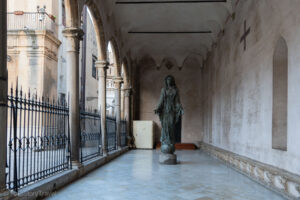 Rzeźba przed katedrą w Monreale