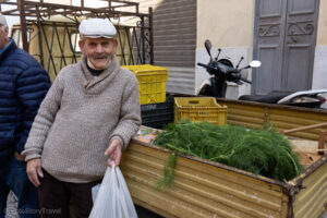 starszy pan na targu w Palermo