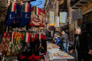 Stoiska uliczne w dzielnicy Vucciria w Palermo