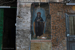 Religijny malunek na kamienicy