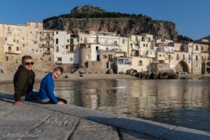 Cefalu - widok na miasto i na tle skały La Rocca