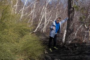Trekking, na ścieżce pomiędzy niewysokimi drzewami