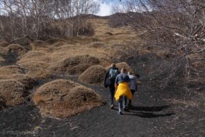Droga pod górę po wulkanicznym żwirze