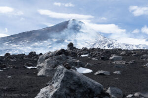 Etna w delikatnych chmurach
