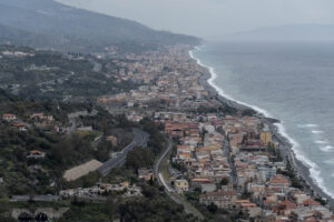 Widok z z drogi do Forza d'Argo na wybrzeże