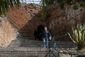 Przed Teatro Antico w Taorminie