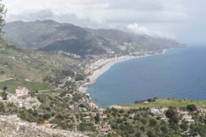 Widok na wybrzeże z Taorminy