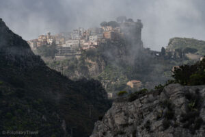 Widok na Castelmolę z Taorminy