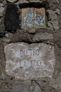 Ozdobne wejście do apartamentu w Taorminie