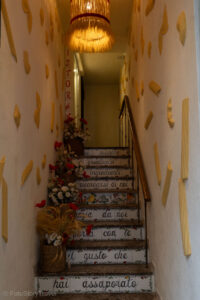 Ozdobne schody w kamienicy w Taorminie