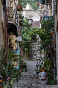 Schody z ozdobnymi donicami w Taorminie