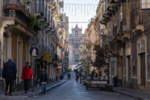 ulica Katanii z widokiem na kościół