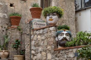 Ozdobne donice w kształcie głowy w Taorminie