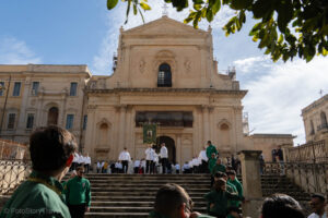 Procesja przed Bazyliką Santissimo Salvatore e Torre Belvedere w Noto