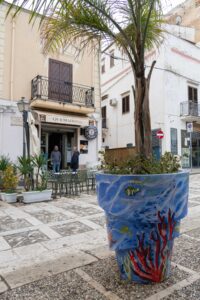 Wielka donica w Castellammare del Golfo