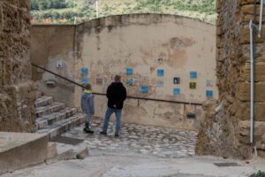 Płytki ceramiczne na ścianie w Castellammare del Golfo