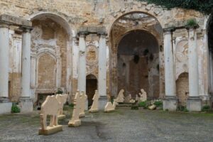 Dziedziniec z rzeźbami w Mazara del Vallo