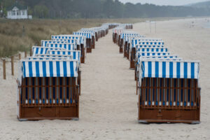 Wiklinowe kosze na plaży w Baabe