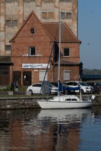 Żaglówka przy nabrzeżu, Stralsund