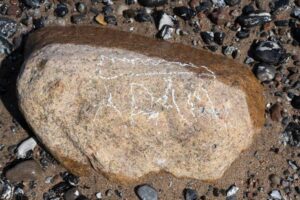 Napis na kamieniu na plaży