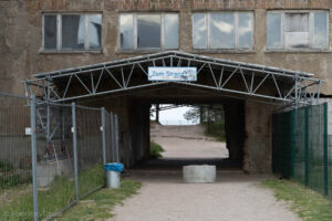 Przejście na plażę w starej części w Prora