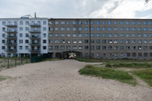 Budynki stare i odnowione w Prora