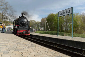 Pędzący Roland wjeżdża na stację Sellin Ost